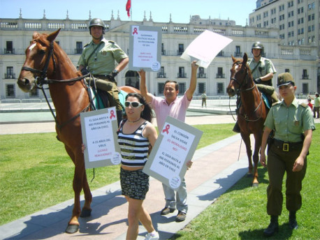 Sida y nulas políticas de Estado, el Mums protesta frente a La Moneda