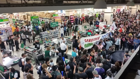 Trabajadores del Jumbo continúan en huelga ante el silencio de la televisión