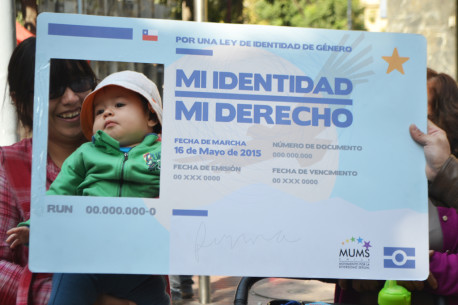 Movimiento por la Diversidad Sexual, MUMS, propicia ley de identidad de género con cédula de identidad gigante en paseo Ahumada