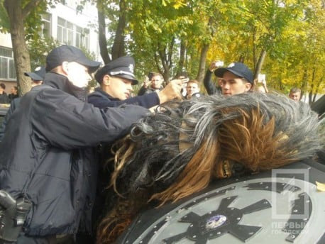 Video: Detienen en Ucrania a ‘Chewbacca’ cuando llevaba en auto a ‘Darth Vader’