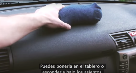 Trucos brillantes: Guardar un calcetín con arena para gatos al interior de un auto