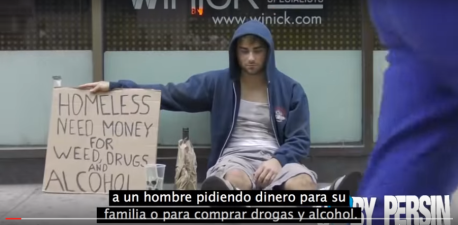 Experimento social: Hombre recibe más dinero pidiendo para comprar drogas y alcohol que lo que recibe para alimentar a su familia