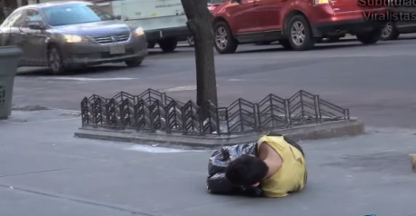 Un niño se congela en la calle y nadie hace nada… Pero la persona menos esperada lo ayuda