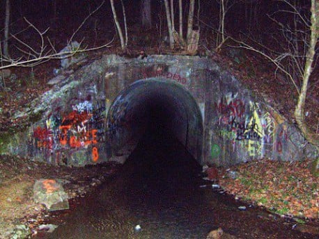 Este túnel fue abandonado por una razón espeluznante – Si te acercas, pasa algo terrorífico.