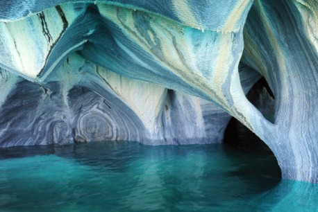 ¡Espectacular! Un mundo azul vive encerrado en la Catedral de Mármol de Chile