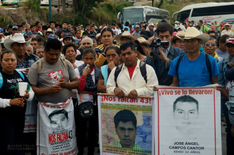 Marchan  por normalistas asesinados en la autopistas del Sol en el 2011