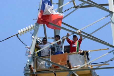 Pescadores artesanales de Coronel llevan 18 días protestando en contra de Termoeléctrica en torre de alta tensión