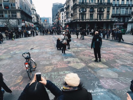 Mira cómo han llenado las calles de Bruselas con mensajes de paz