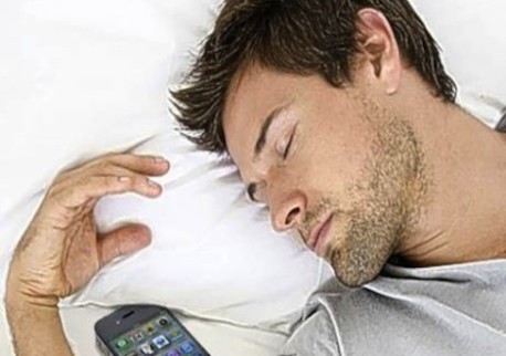 Después de ver esto no volverás a dejar tu teléfono bajo la almohada