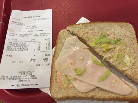 Estafa «Premium»: La foto de un sándwich y lo que cuesta en un aeropuerto se vuelve viral