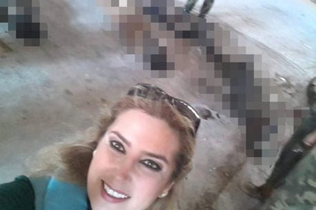 La selfie de la periodista sonriente que enfureció las redes