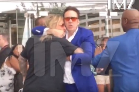 Nicolas Cage y Vince Neil (Mötley Crüe) protagonizan extraño incidente fuera de un hotel