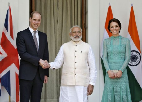 El Primer Ministro de la India saluda al Príncipe William y le deja la mano así