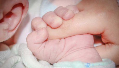 La cruda fotografía de una madre con su bebé enfermo que conmociona a internet