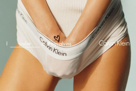 Calvin klein vuelve a crear polémica por la carga sexual de su nueva campaña