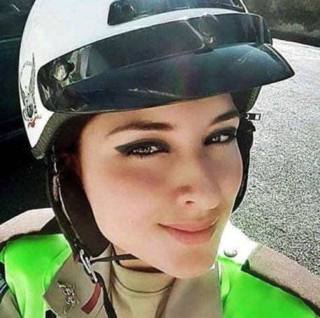 Bella policía se tomó una selfie y la publicó en un Facebook oficial. La polémica fue inmediata