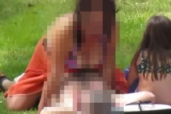 Una Pareja Tiene Sexo En Un Parque P Blico Al Lado De Una Ni A