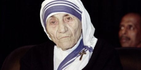 “Cualquier cosa menos una santa”: el estudio que desmorona la imagen humanitaria de la Sor Teresa