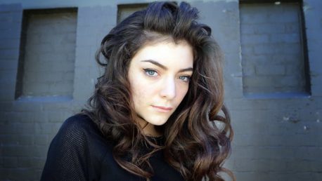 De gótica a sexy: Lorde luce una piel bronceada en traje de baño en sus vacaciones