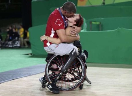 La historia detrás del beso de dos atletas paralímpicos en Río 2016 que cautivó al mundo