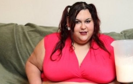 Joven de 27 años come sin parar para convertirse en la mujer más gorda del mundo