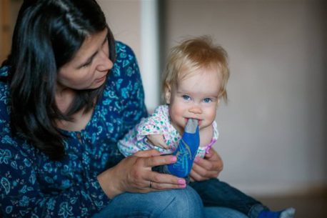 Esta niña nació sin brazos y se hizo viral por mostrar cómo aprendió a comer