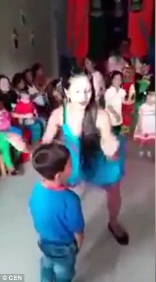 Indignación en redes por “Baile Erótico” de mujeres a niños durante Fiesta Infantil