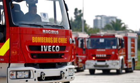 Video: Niño que vendía helados se los regala a bomberos que iban camino a incendio