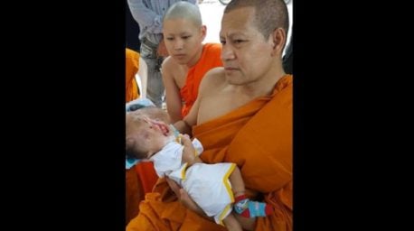 Todos se preguntan si esta bien lo que hacen estos monjes Tibetanos con esta niña de 8 meses