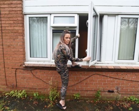 Esta mujer es la ÚNICA habitante de su vecindario y tiene que usar una ventana como puerta principal