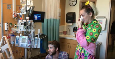 Miley Cyrus y Liam Hemsworth lloraron emocionados por este conmovedor motivo