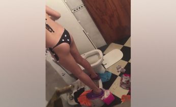 Esta joven intento matar una rata mientras usaba un bikini. El vídeo ya tiene 20 millones de reproducciones.