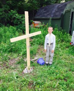 La foto de este niño en el funeral de su tortuga se hizo viral cuando los adultos entendieron esto…