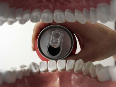 Experimento: esto es lo que Coca-Cola y bebidas energéticas le hace realmente a los dientes  y que es asqueroso.