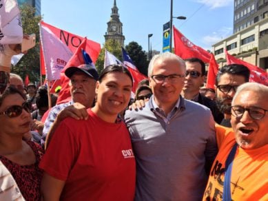 Ex juez Baltazar Garzón aparece en la marcha contra las AFP