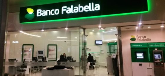 Condenan a Banco Falabella a pagar indemnización por «acoso» a padres de cliente fallecido