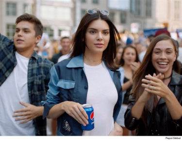 Pepsi & Kendall Jenner protagonizan el comercial más POLÉMICO de la historia… No pudo haber salido peor para Pepsi