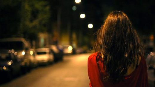 Este corto muestra la realidad que viven las mujeres al caminar solas de noche