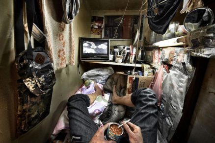 Impactantes fotos que muestran cómo se vive en los “cubículos – ataúd” de Hong Kong