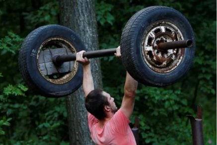 Rusos construyeron asombroso gimnasio en el bosque con chatarra y restos de autos