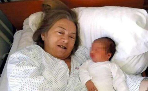 Mujer cumplió su sueño de ser madre a los 60 años, pero el día del nacimiento recibió una desagradable sorpresa