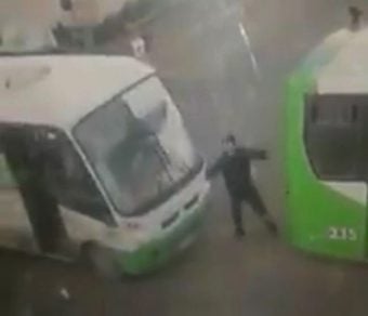 La trágica decisión de este conductor que terminó aplastado por microbús en Viña del Mar (VIDEO)