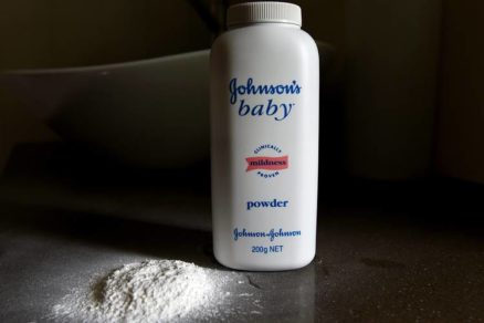 Johnson&Johnson fue condenada a pagar USD 417 millones porque su talco para bebés le causó cáncer a una mujer