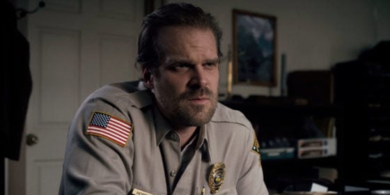 David Harbour, actor de ‘Stranger Things’, aceptó oficiar la boda de una fan que lo pidió por Twitter