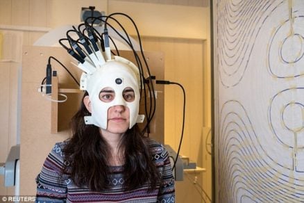 Científicos desarrollan CASCO de escaneo cerebral que usa sensores cuánticos para que pacientes con parkinson y epilepsia puedan moverse libremente (Video+Fotos)