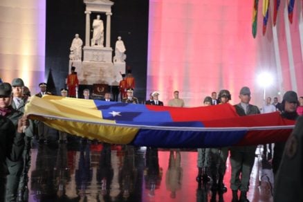 Con la izada de la bandera de Venezuela en el Panteón Nacional de Caracas, iniciaron los actos de conmemoración de los 208 años del 19 de abril de 1810