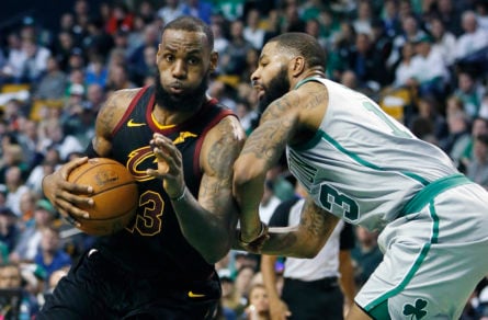 LeBron James y Marcus Morris