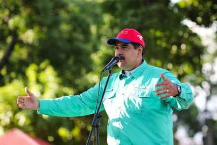 A su llegada a Maracay, estado Aragua el Candidato Nicolás Maduro calificó como un error histórico si la Unión Europea decide no reconocer los resultados electorales de los próximos comicios del 20 de mayo. Al tiempo, que los instó a la reflexión y la racionalidad, así como también a no dejarse llevarse por el Ku Klux Klan que gobierna en Washington. Reiteró que “al final del camino lo que importa es lo que decida el pueblo venezolano.” Precisó que a siete días de la cita histórica “está preparado para el 20 de mayo, Venezuela está preparada.” Ratificó que su triunfo permitirá ir con ese poder “a poner orden a traer paz y estabilidad económica (…) a poner mano dura contra las mafias de bachaqueros.” Asimismo, se comprometió a seguir manteniendo la protección del pueblo mediante la defensa del ingreso de los trabajadores, con el sistema de bonos y con la Gran Misión Hogares de la Patria, que arriba a cinco millones de familias protegidas este 13 de mayo. Venezuela tiene una política monetaria independiente “El Fondo Monetario Internacional (FMI) nos tiene sin cuidado (…) son los responsables del hundimiento de países del mundo.” Sentenció el candidato del Frente Amplio de la Patria, Nicolás Maduro. Puntualizó que Venezuela es independiente del FMI y tiene una política financiera soberana por eso su gobierno creó El Petro. Señaló que junto a la creación de la criptomoneda venezolana, la reconversión monetaria, la entrada en vigencia del nuevo cono monetario el próximo 4 de junio y el combate a las mafias económicas y bachaqueras se logrará la estabilidad y prosperidad económica del país. “Eso va a traer frescor les vamos a quemar en las manos los billetes que se han llevado las mafias cambistas (...) forman parte de un conjunto de medidas para la paz estabilidad, que no va a llegar de la noche a la mañana todo va ir sumando para lograr crecimiento va a ser la suma de un conjunto de acciones con el apoyo del pueblo de Venezuela.” Aseguró. Por último, informó que todas las encuestas del país marcan su victoria como un triunfo sólido a pesar de las condiciones y de la actual coyuntura que enfrenta Venezuela