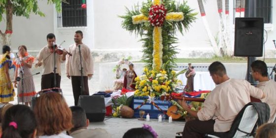 Cruz de Mayo: religión, folclor, música y naturaleza