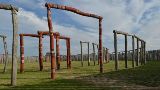 Arqueólogos hallan huesos rotos de niños, adolescentes y mujeres que indican que en el sitio ritual Stonehenge Ubicado cerca de la aldea Pommelte en Alemania se realizaban sacrificios humanos.Informa Live Science. Entre los objetos encontrados figuran además cráneos fracturados y huesos de costillas enterrados junto con hachas, recipientes para beber y molinos de piedra. Horribles rituales Según el arqueólogo de la Oficina Estatal para la Preservación de Monumentos Históricos en Baden-Württemberg, André Spatzier, los últimos momentos de vida de las víctimas fueron "terribles", ya que, al parecer, fueron "empujadas" hacia el hoyo y al menos uno de los adolescentes tenía las manos atadas. En opinión de Spatzier, dado que ningún hombre ha sido hallado enterrado en el lugar y que los objetos rituales fueron sepultados con los cuerpos, lo más probable que se tratara de un sacrificio humano. Conocido como 'el Stonehenge alemán', este sitio ritual es un monumento prehistórico circular construido con estructuras de madera y piedra en forma de círculos concéntricos. Aunque fue descubierto en 1991, las excavaciones solo empezaron a efectuarse recientemente.